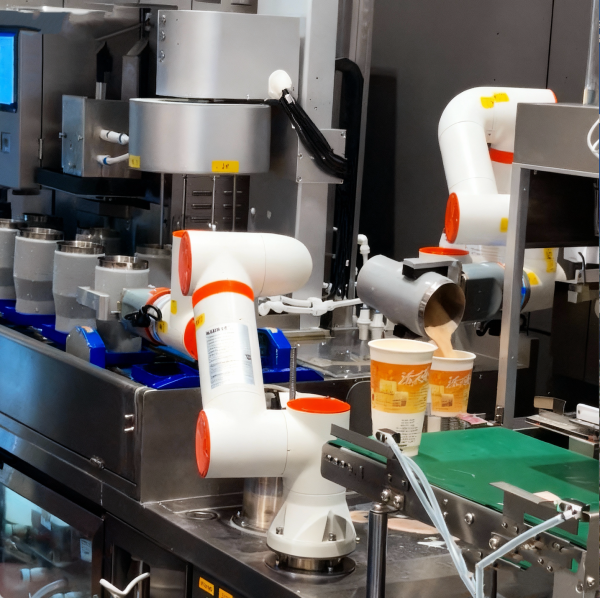 忆融速配 茶颜悦色引入慧灵机器人，确保“千店一味”误差仅1克